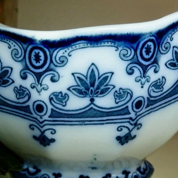 1800’s ANTIQUE flow cornflower BLUE WHITE FLORAL GRAVY BOAT FORD & SONS ENGLAND - Picture 2 of 8